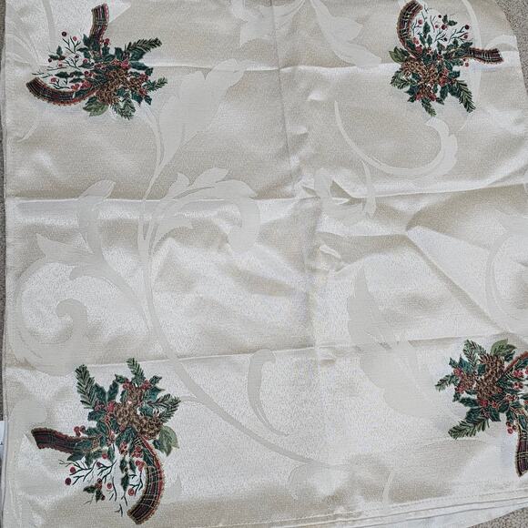 St Nicholas Square set of 8 napkins with Holly and Pinecones - Picture 2 of 2